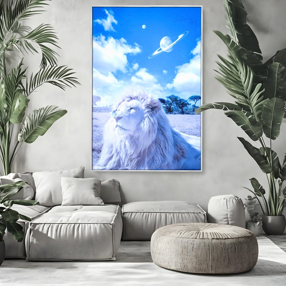Tablou canvas cu tablou canvas cu leu si planete, in rama de aluminiu argintiu, pe perete intr-un living